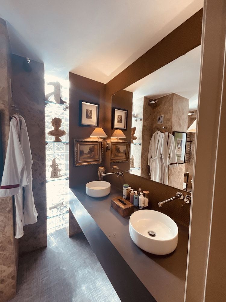 Marbella Boutique Art Master suite 13