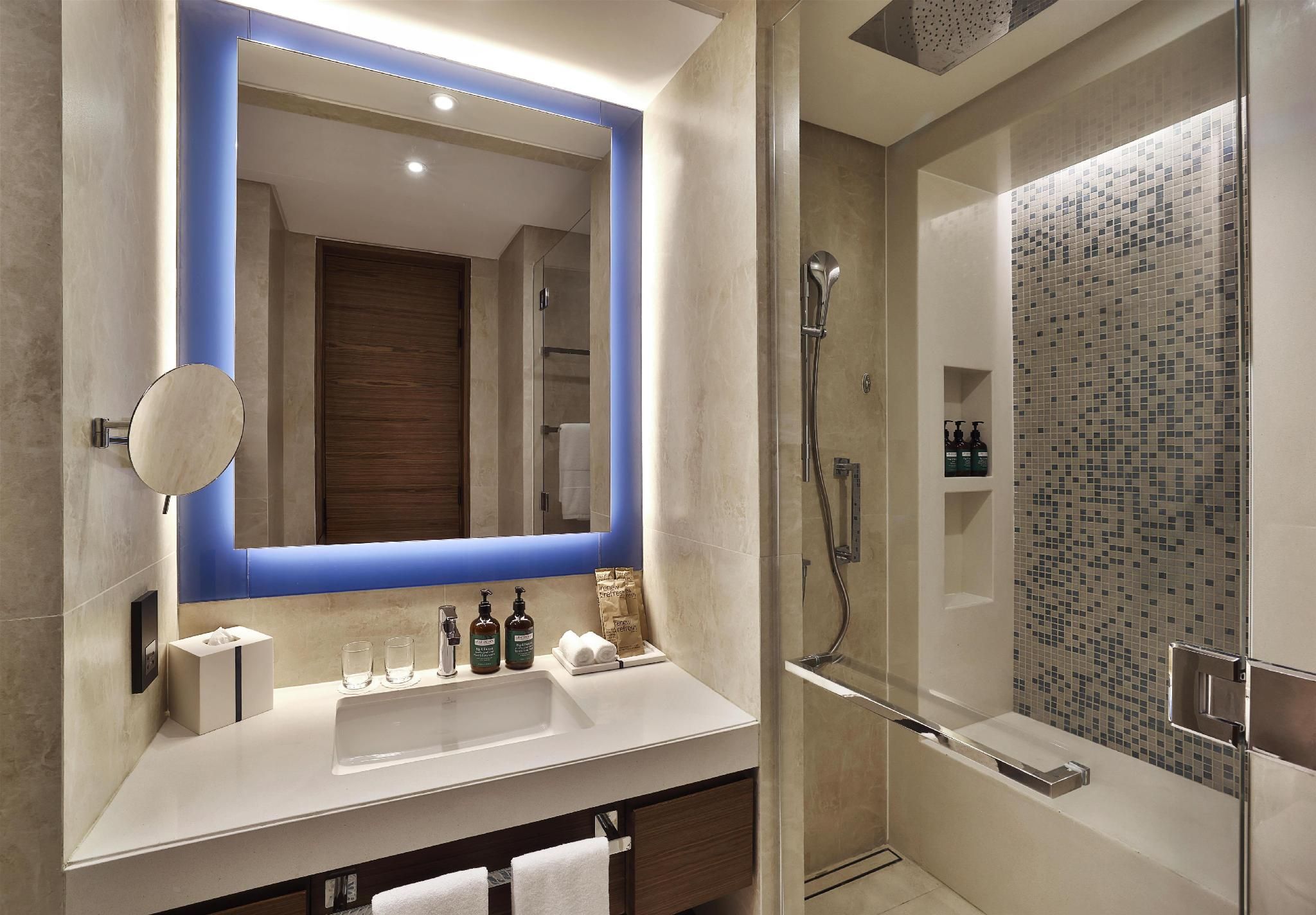 Tumbi Hotel Dubai The Palm, Tapestry Collection by Hilton Twin Guest Room Partial Sea View/city View 3