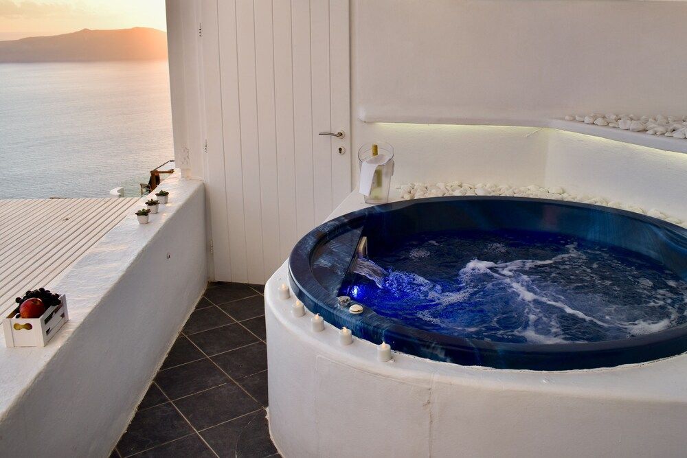 Aeolos Art and Eco Suites - Adults Only Honeymoon Studio, Jetted Tub, Sea View (Ilios) 9