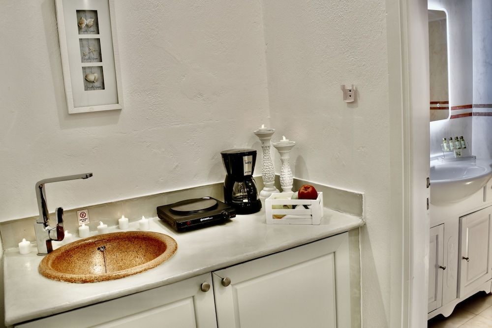 Aeolos Art and Eco Suites - Adults Only Honeymoon Suite, Jetted Tub, Sea View (Aegeo) 3