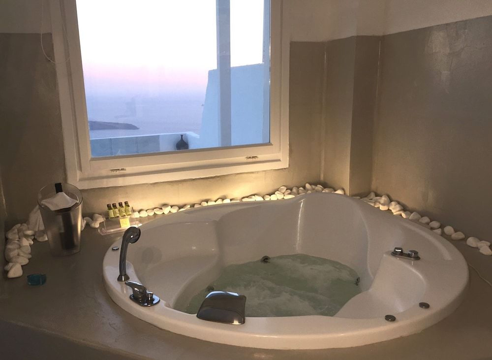 Aeolos Art and Eco Suites - Adults Only Honeymoon Suite, Jetted Tub, Sea View (Aegeo) 8