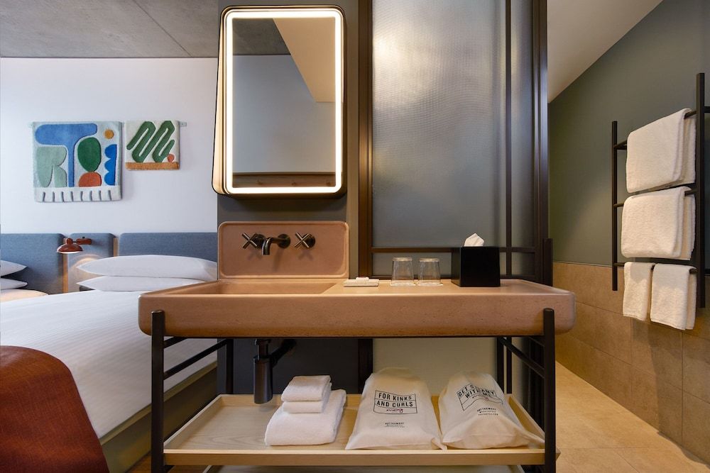 Moxy Sydney Airport Family Room, 1 Double Bed 12