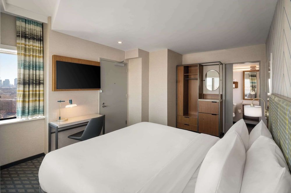Standard Room, 1 King Bed, Non Smoking (City View)