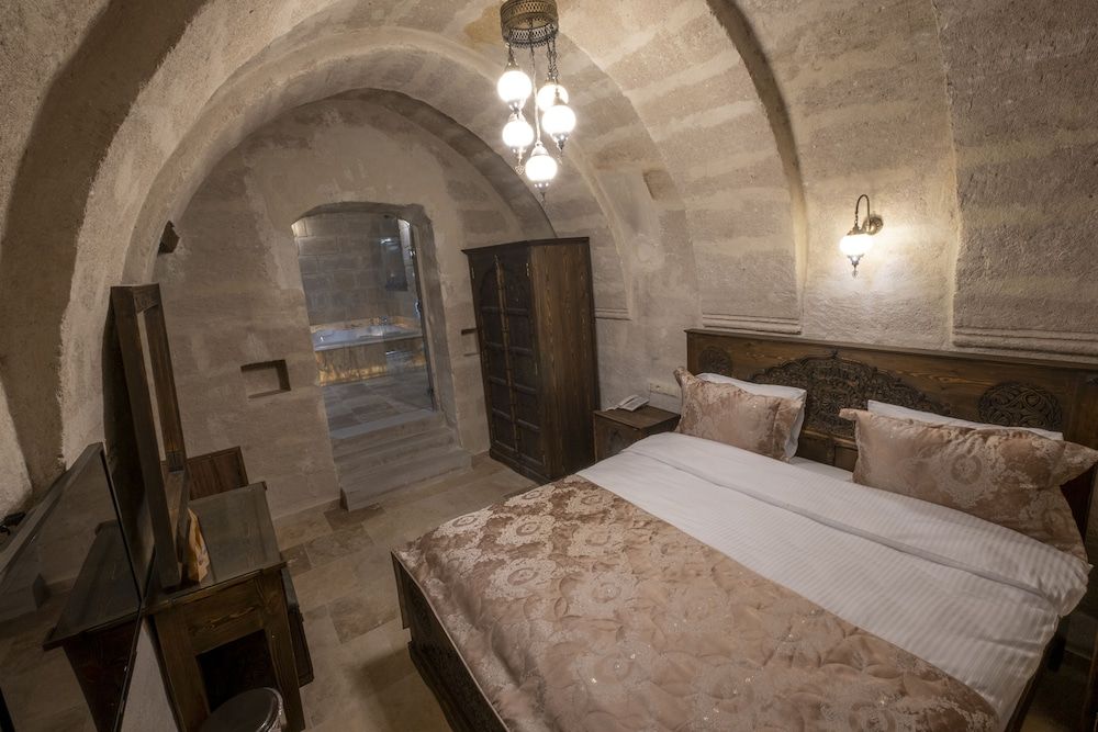 Underground Cave Suites Deluxe Room 2