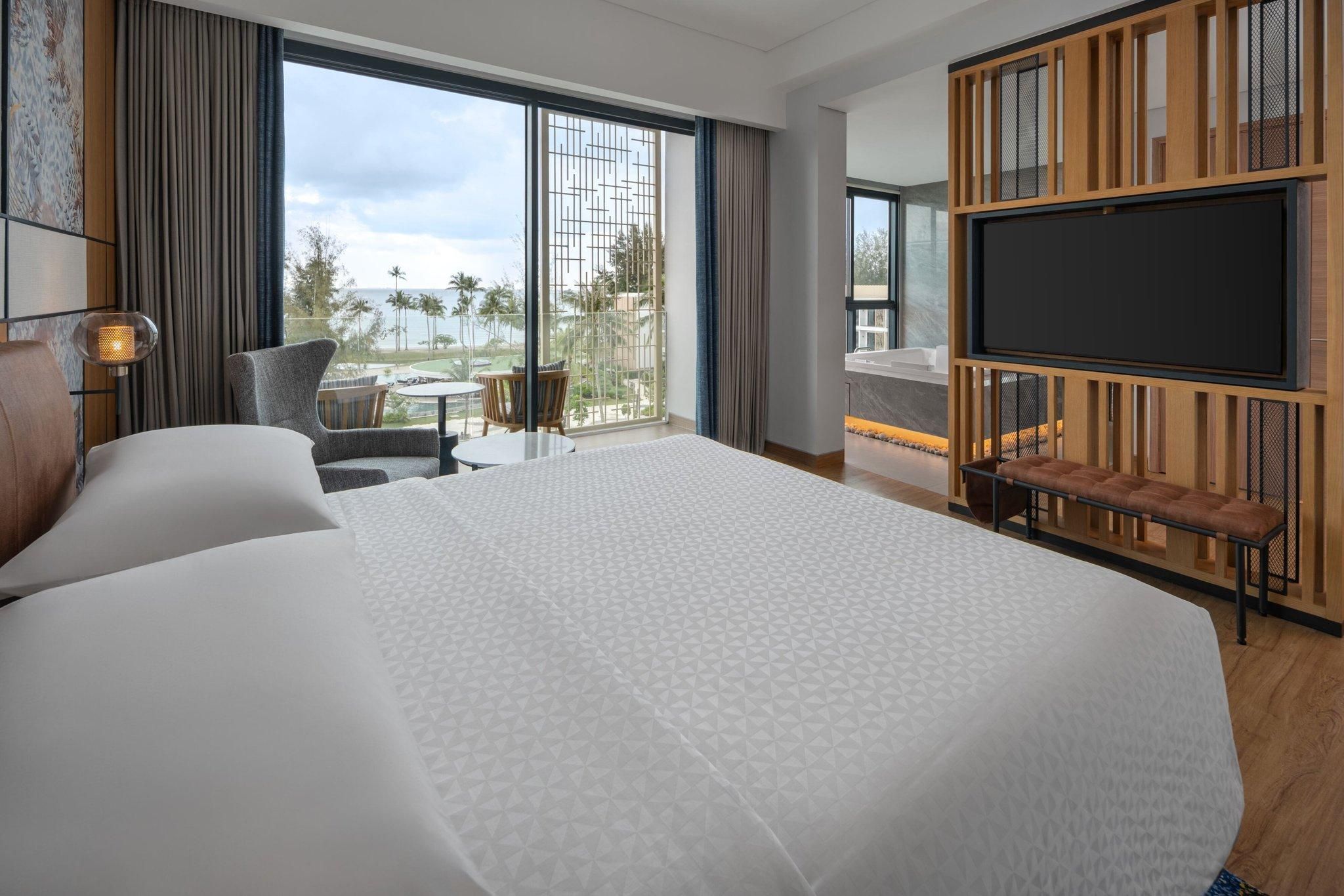 Executive Ocean Suite, Executive Suite, 1 King, Ocean view, Tub, Balcony