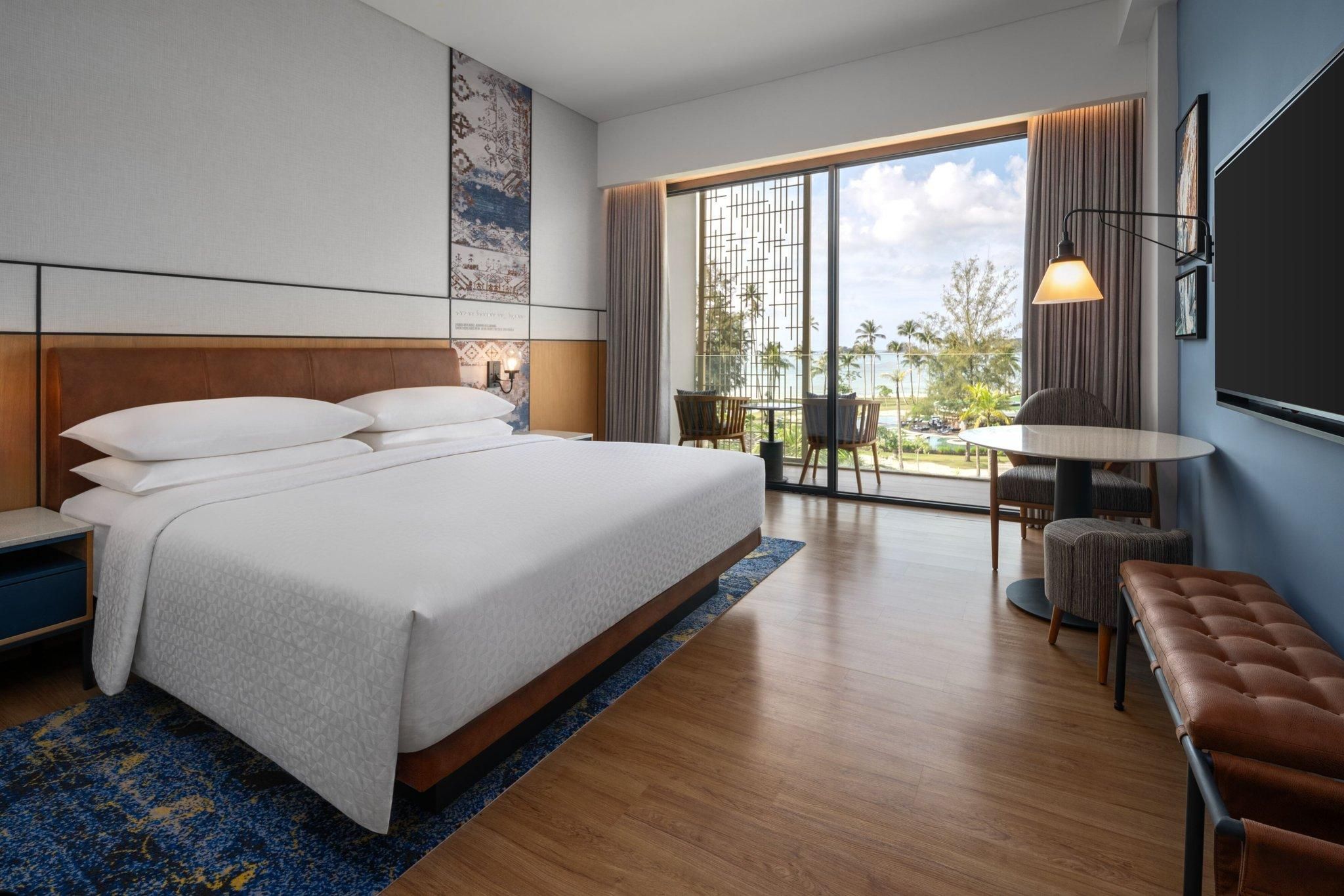 Deluxe Pool King, Guest room, 1 King, Pool view, Balcony