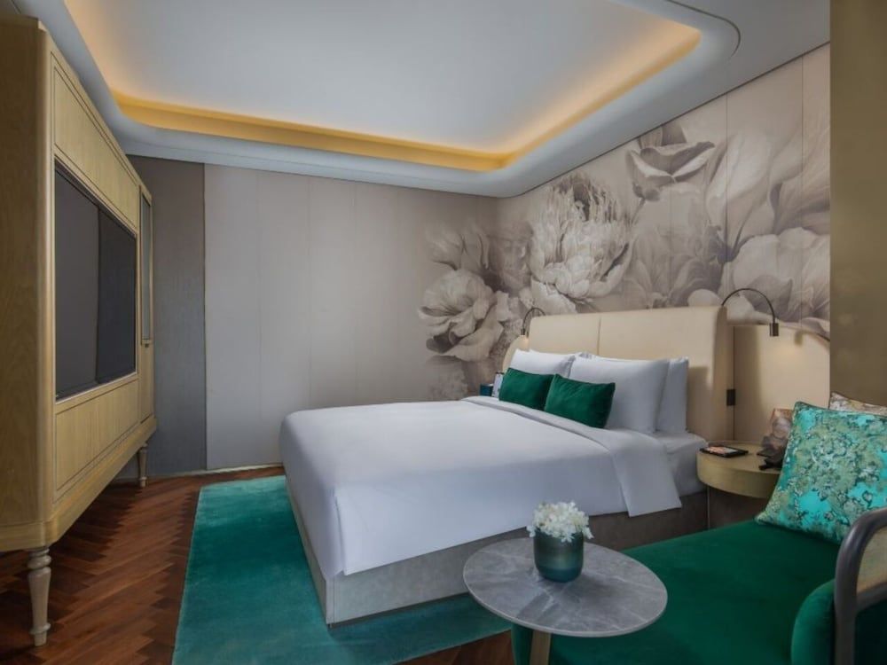 Grand Terrace Queen Room