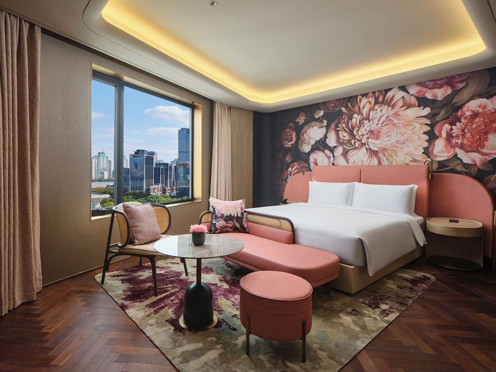 Deluxe City View Queen Room