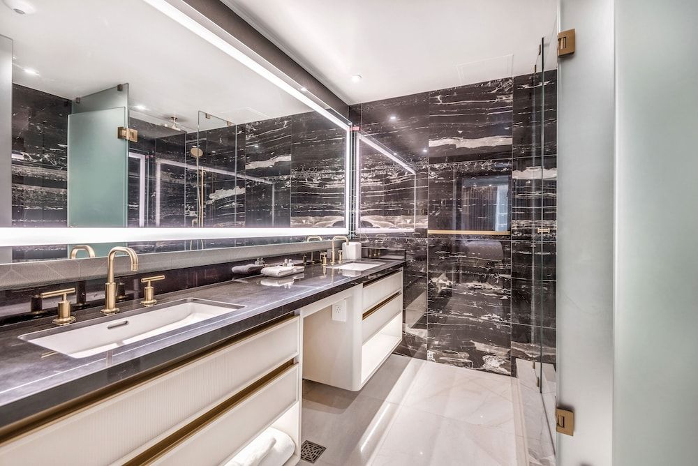 AZUR Legacy Collection Hotel Room (Turquoise King) 5