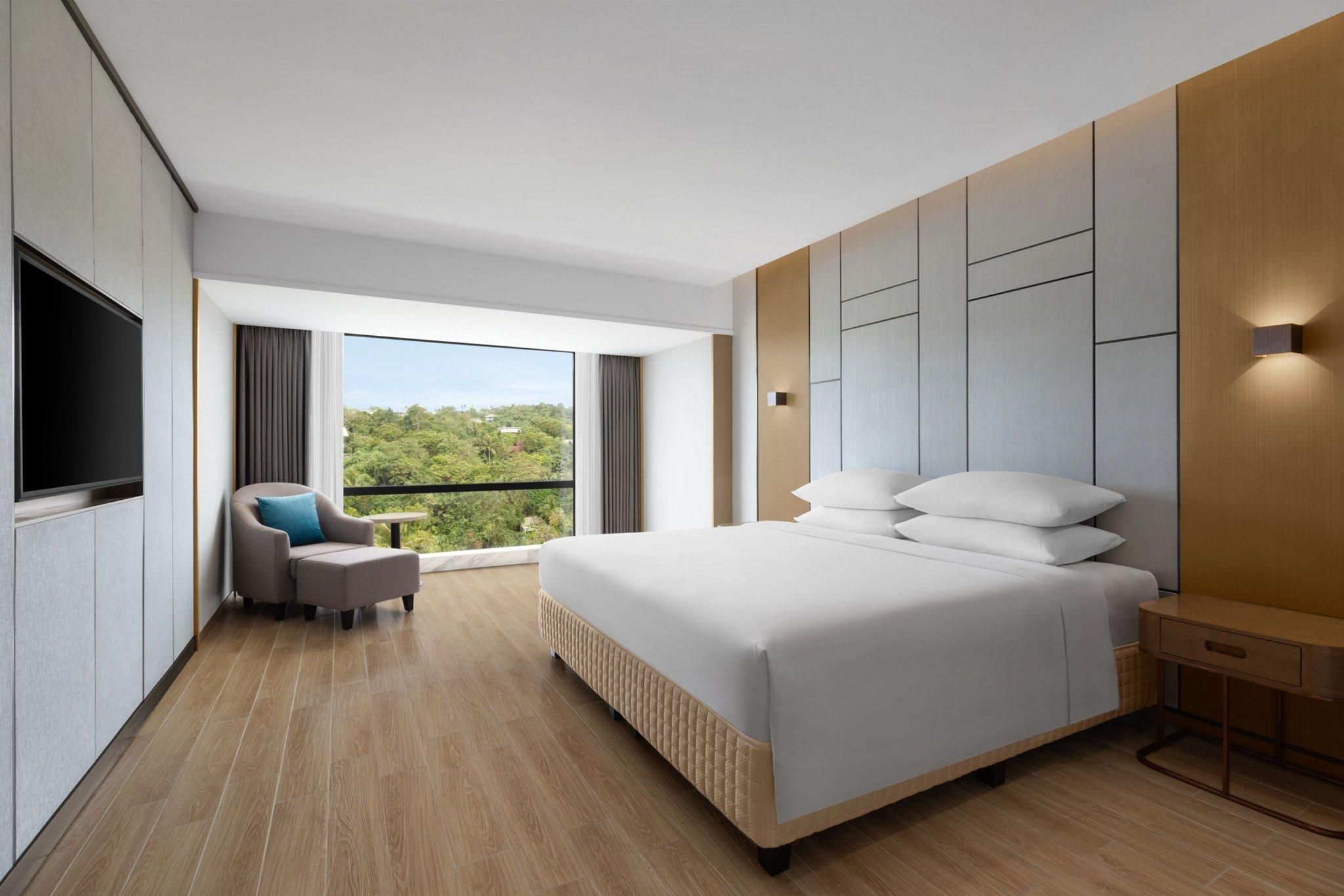 Premiere, Suite, 1 King, Street view