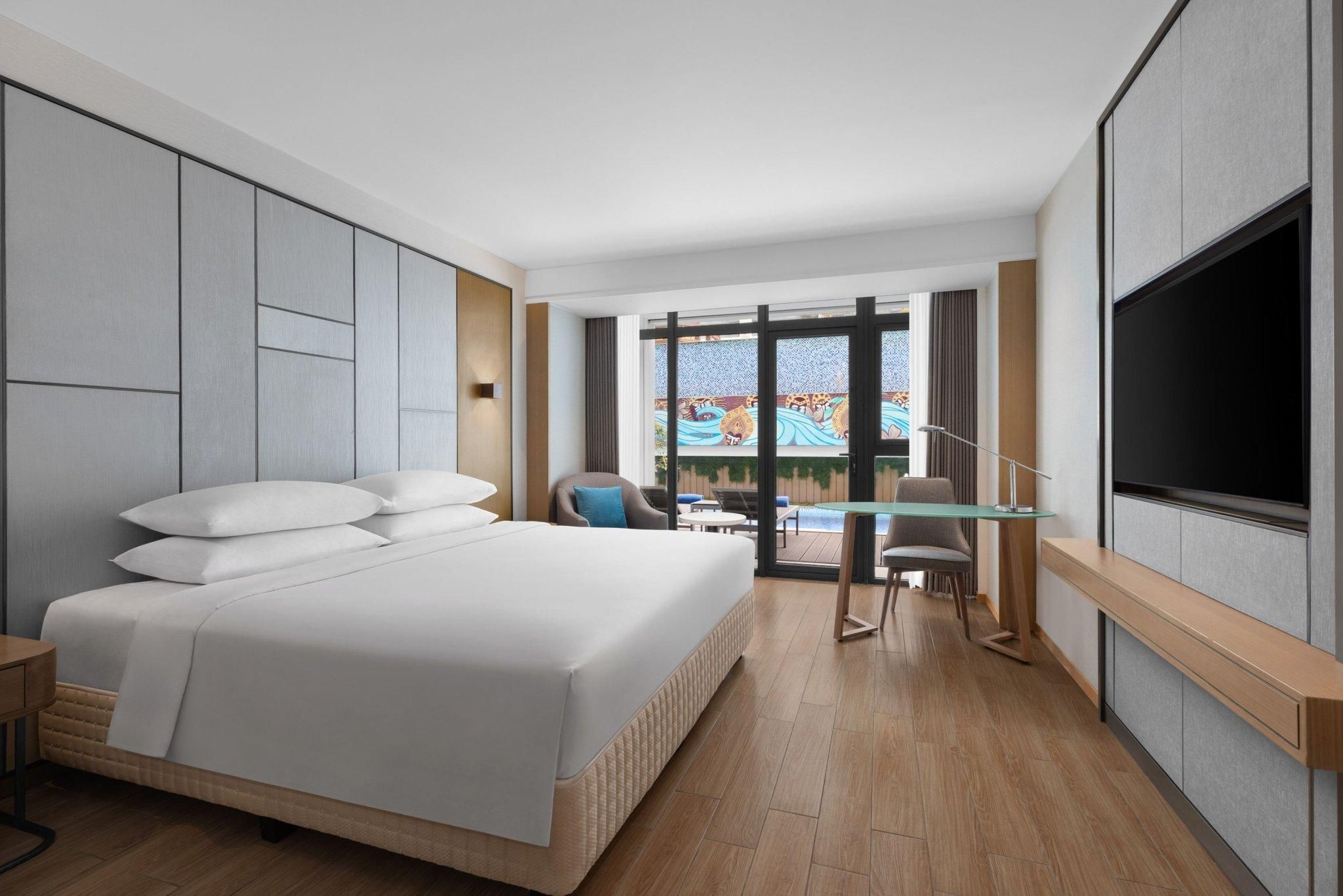 Premiere Deluxe Lap Pool, Guest room, 1 King, Pool view