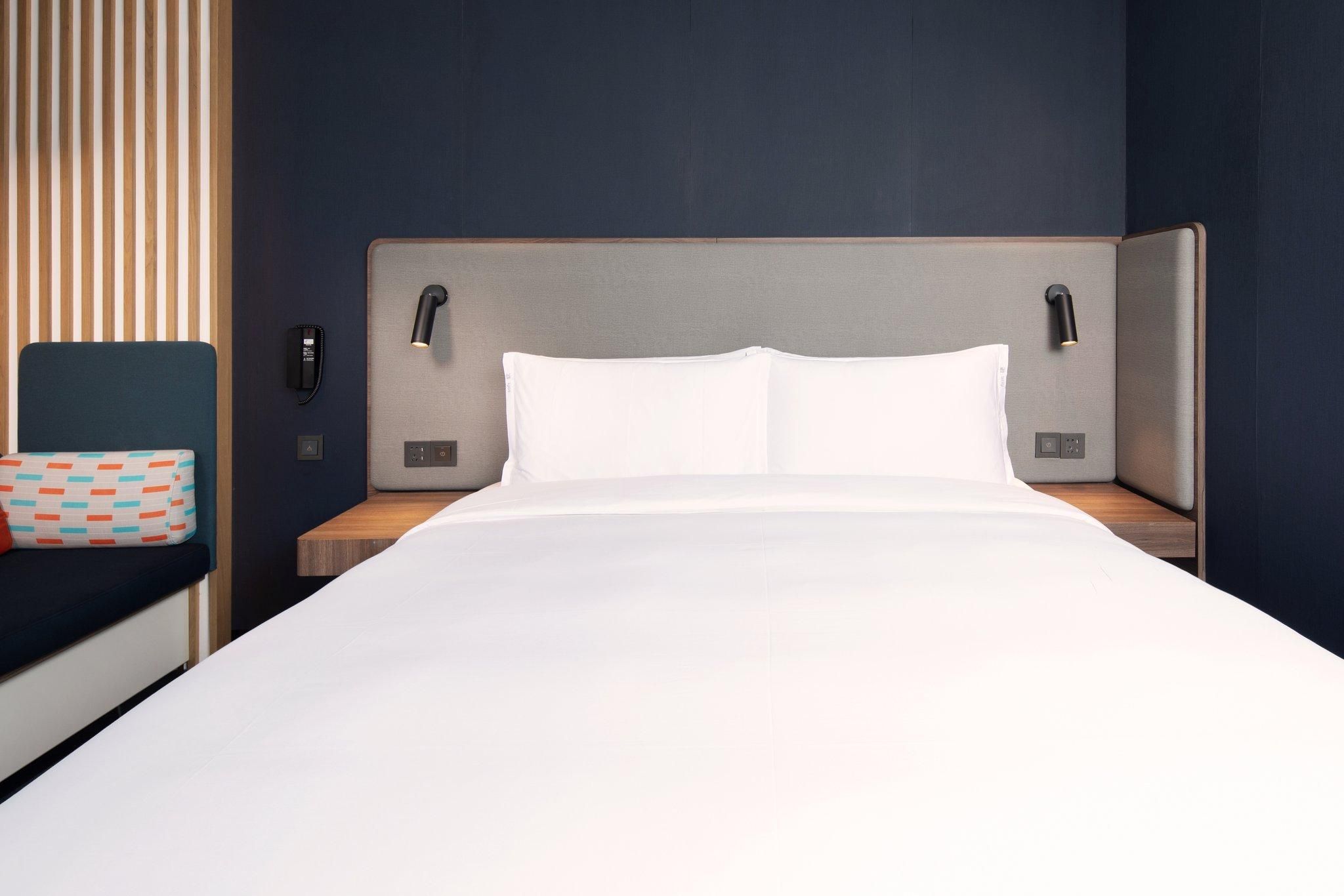 King Standard Non-Smoking