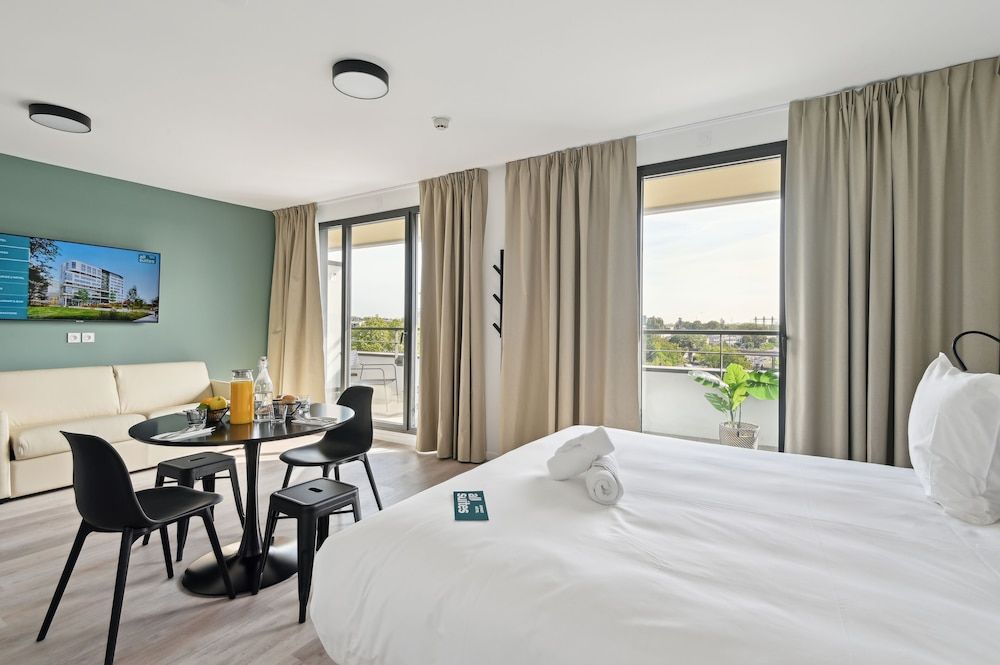 Executive suite, 1 double bed and 1 sofa bed, balcony
