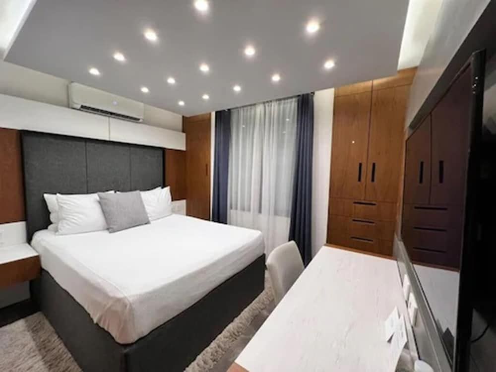 Luxury 4 bedroom Kitchen & Living Room