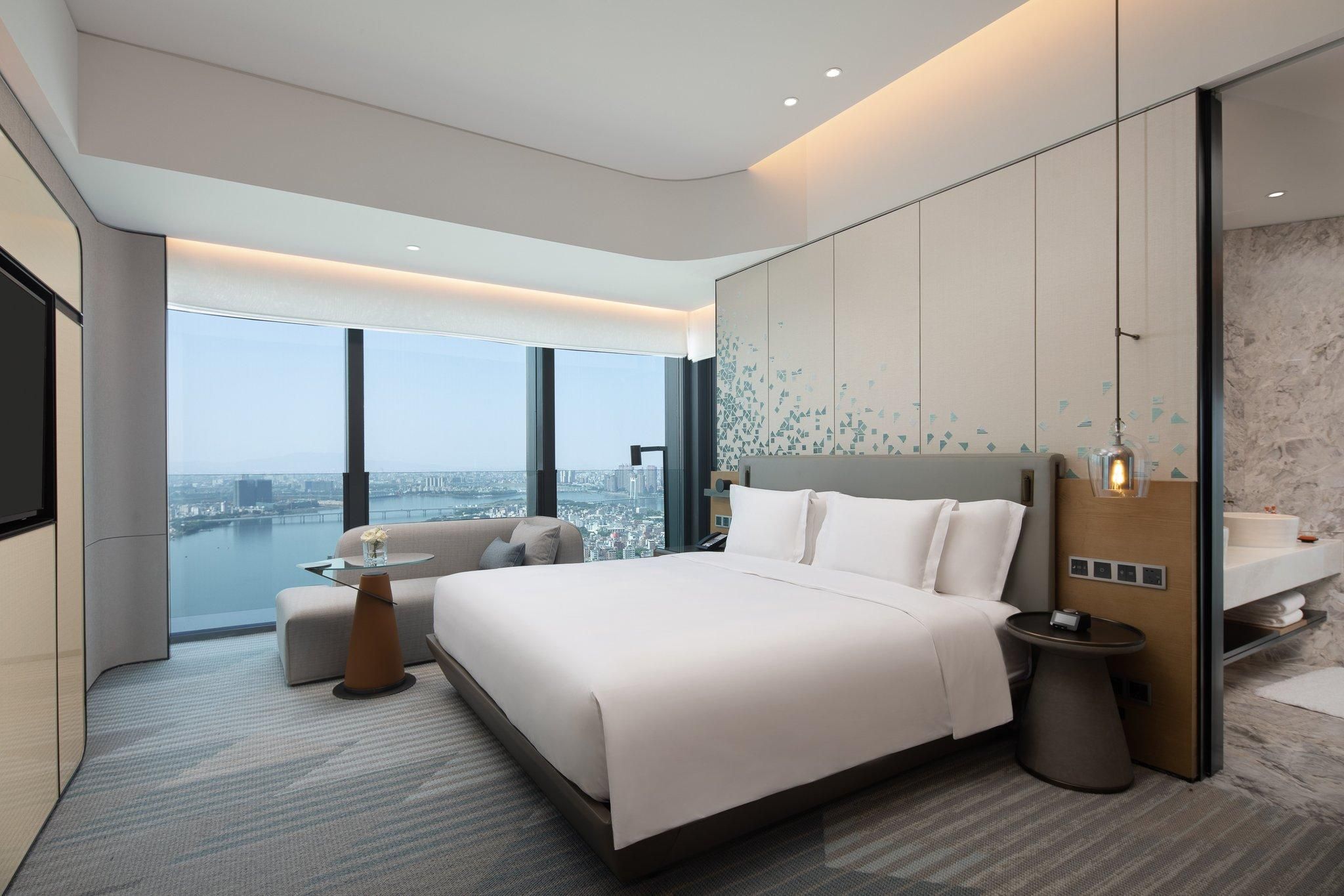 1 King Ambassador Suite