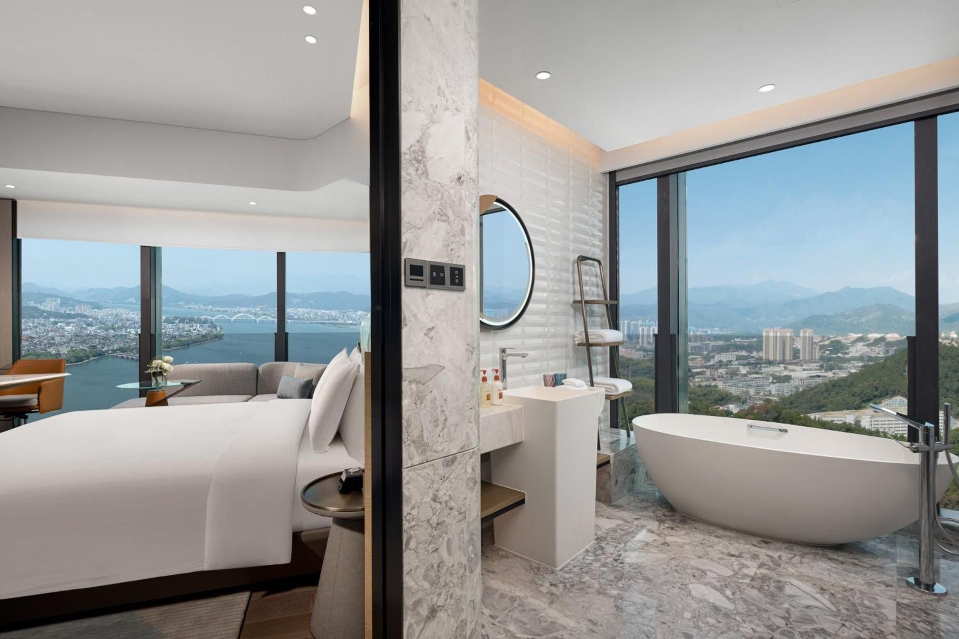1 King Premium River View Lounge Access