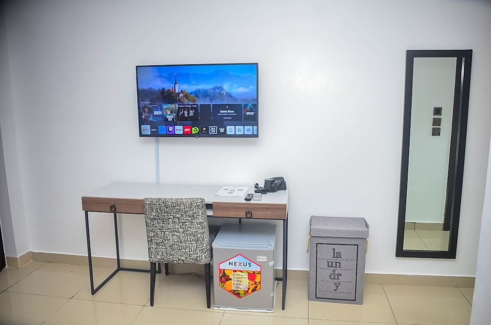 Guided Hospitality Standard Suite, 1 King Bed, Lagoon View, Garden Area 5