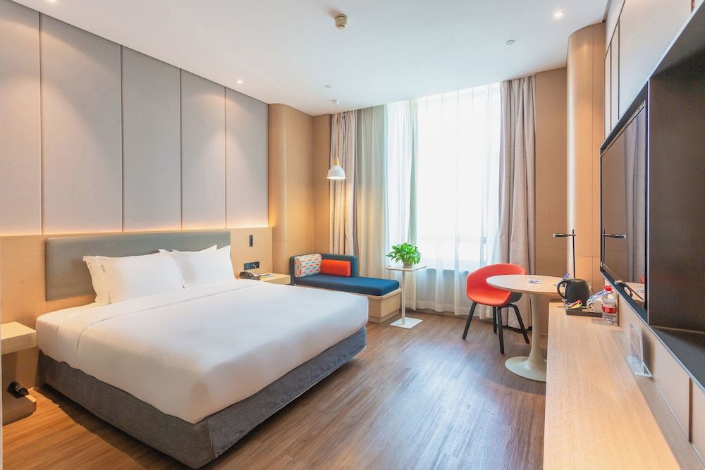 Standard Room, 1 King Bed