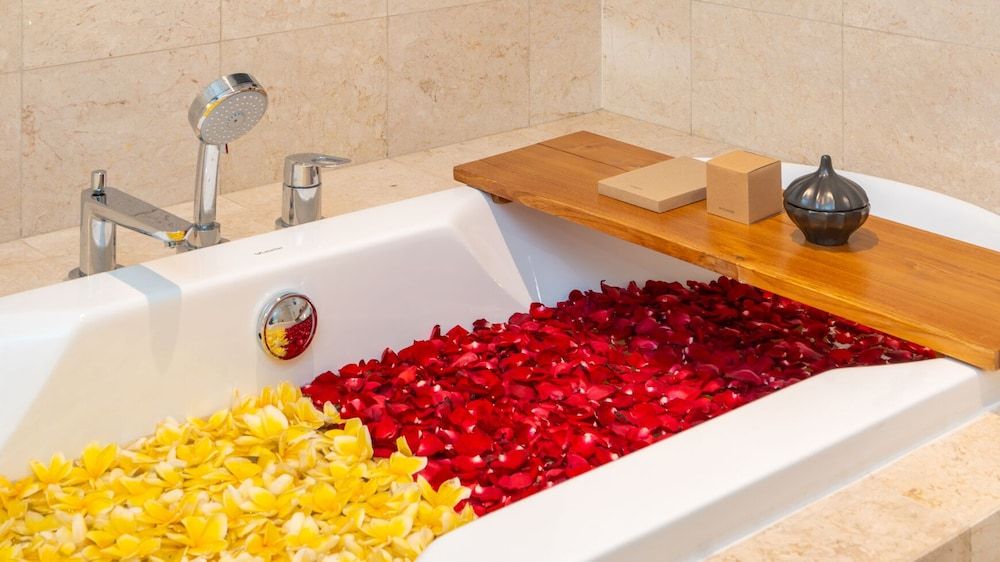 Deep Soaking Bathtub