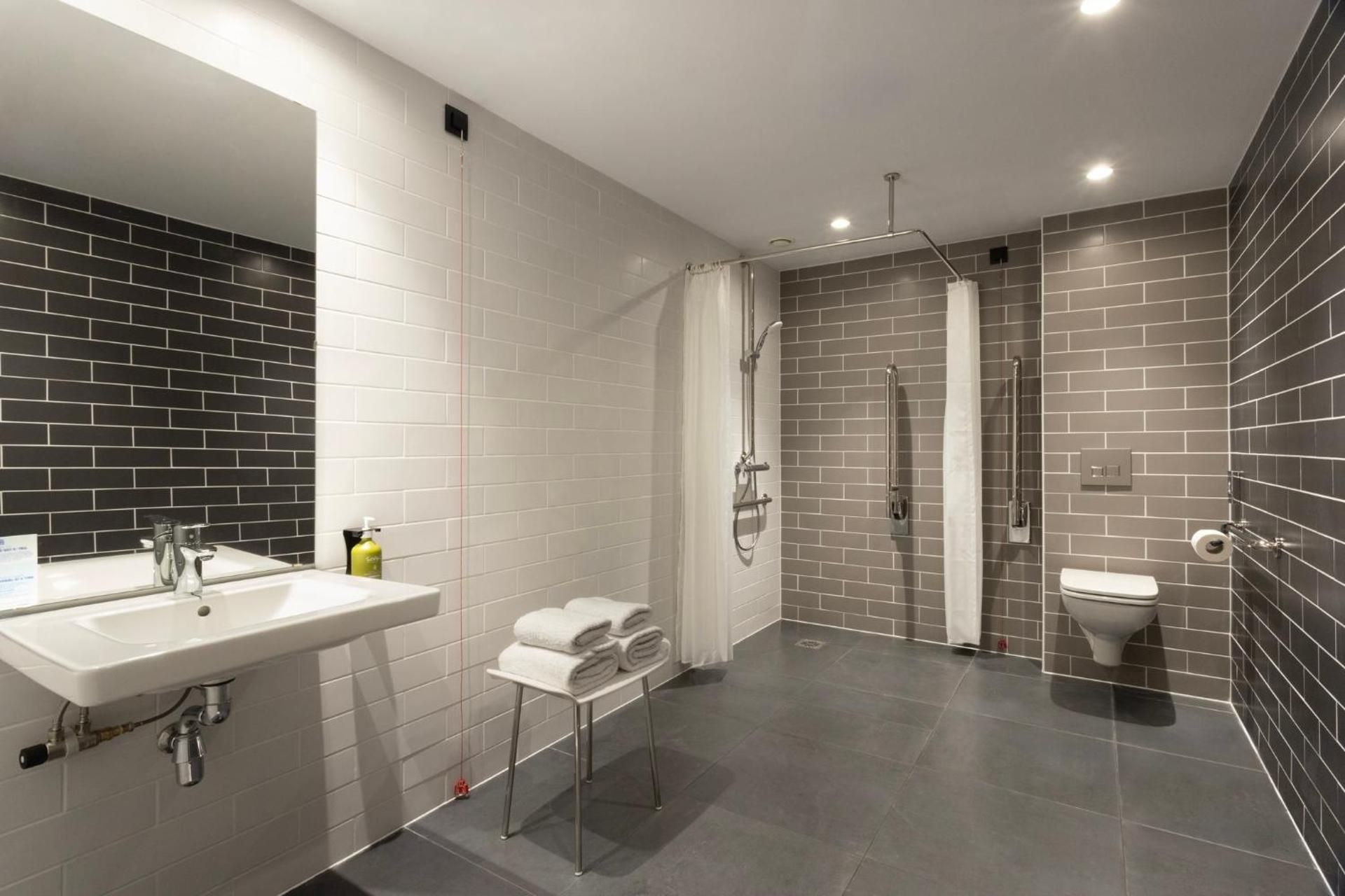 Standard Queen Room with Sofa Bed - Mobility Access