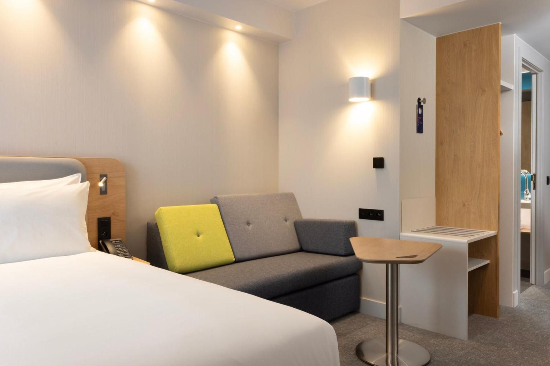 Standard Queen Room with Sofa Bed - Mobility Access