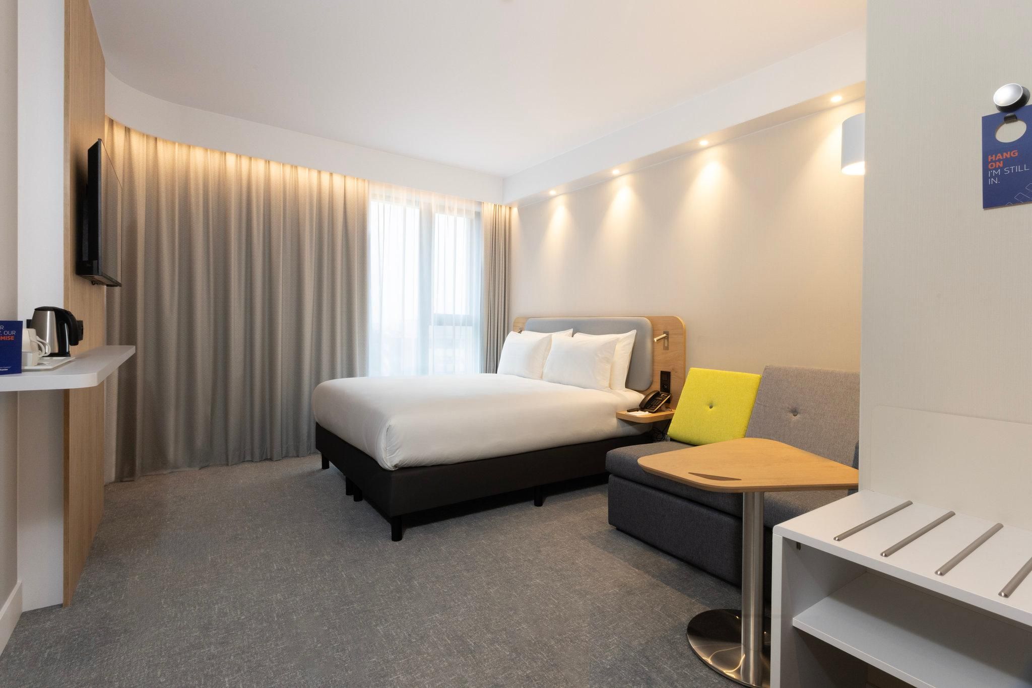 1 Queen Standard Accessible Extra Floor Space