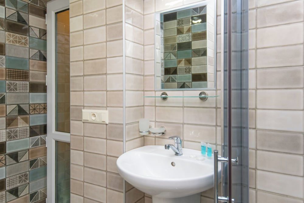 Hotel Nikala Basic Twin Room 2