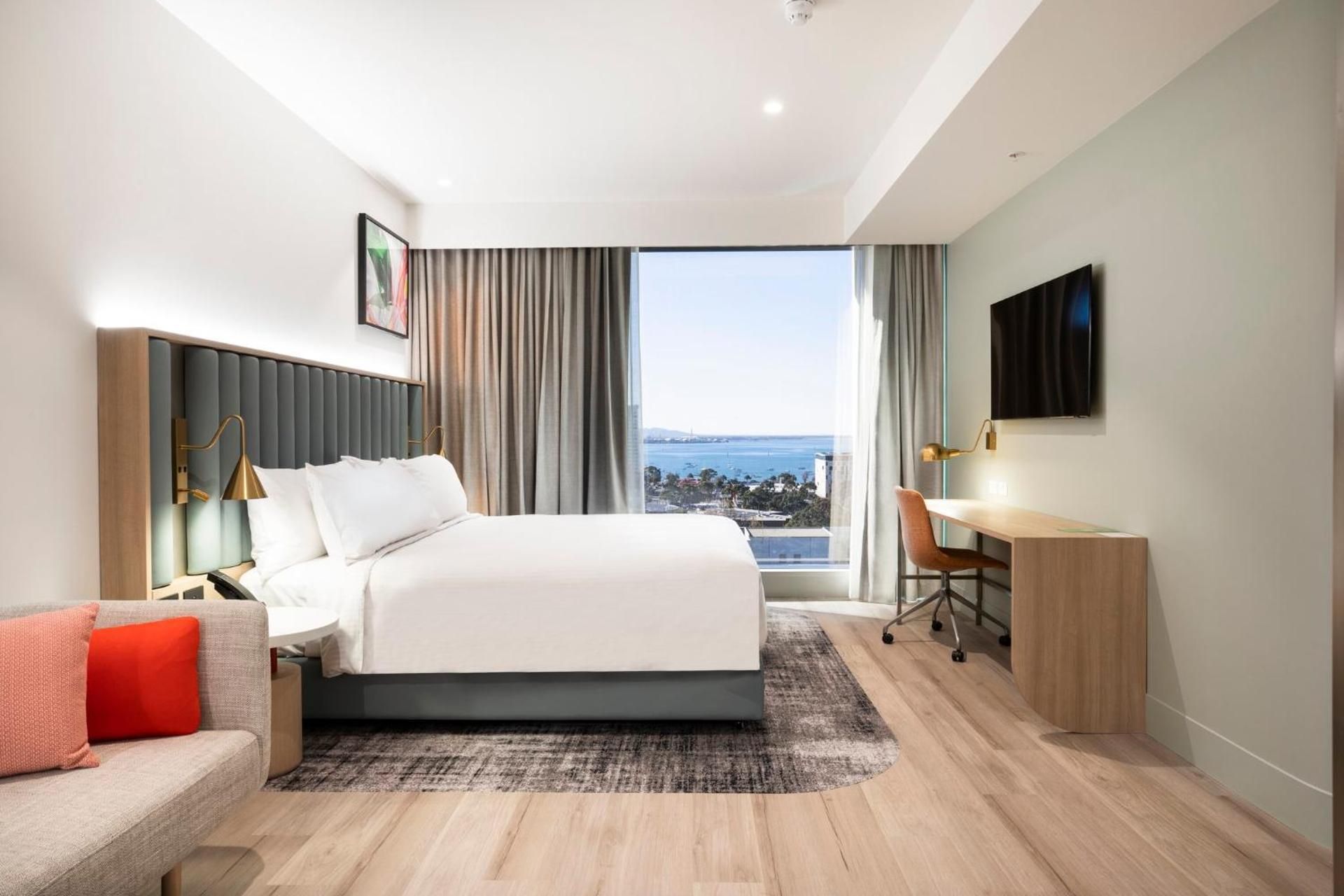 1 Bedroom Suite Bay View Dining Kitchenette