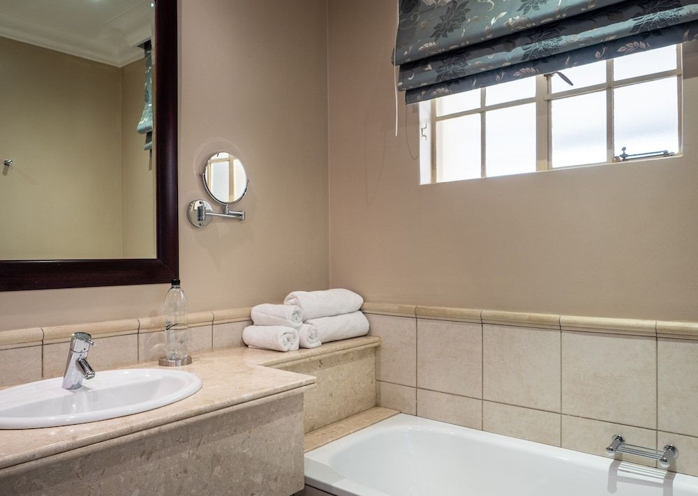 10 2nd Avenue Houghton Estate Luxury Room 11