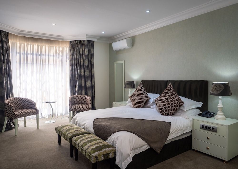 10 2nd Avenue Houghton Estate Luxury Room 2