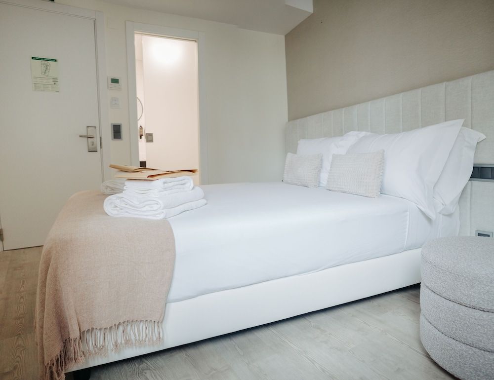 Next Level Premium Hotels Economy Room 8
