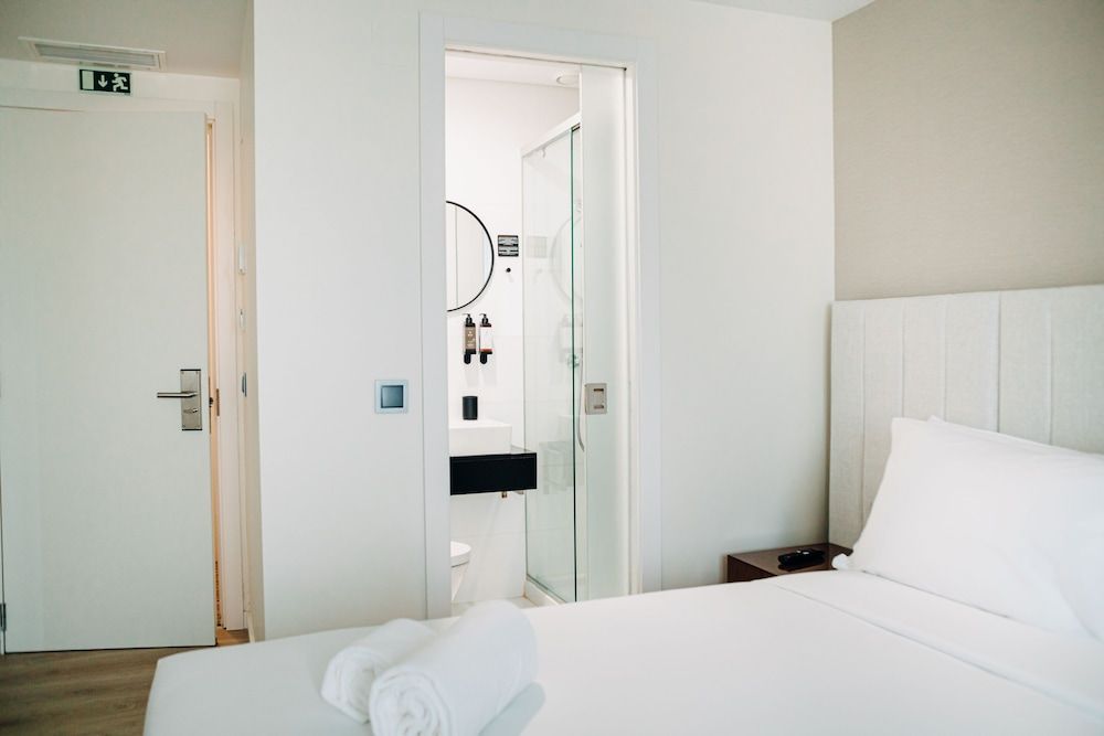 Next Level Premium Hotels Economy Room 4