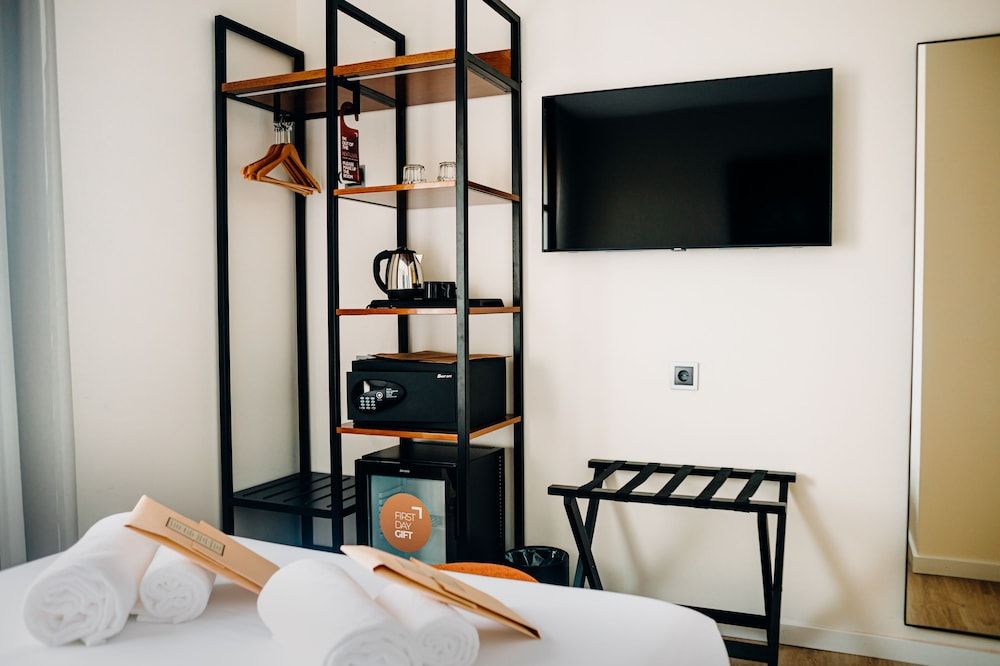 Next Level Premium Hotels Economy Room 17