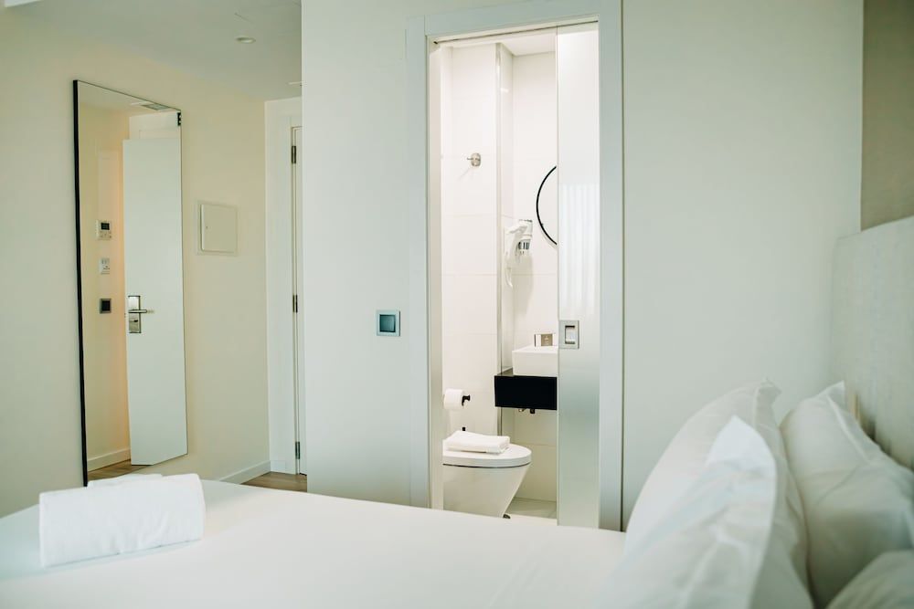 Next Level Premium Hotels Economy Room 6