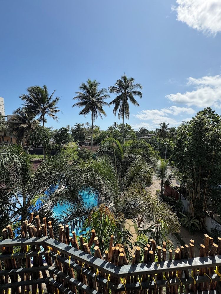 Wake N Flow Superior Double Room, Pool View 7