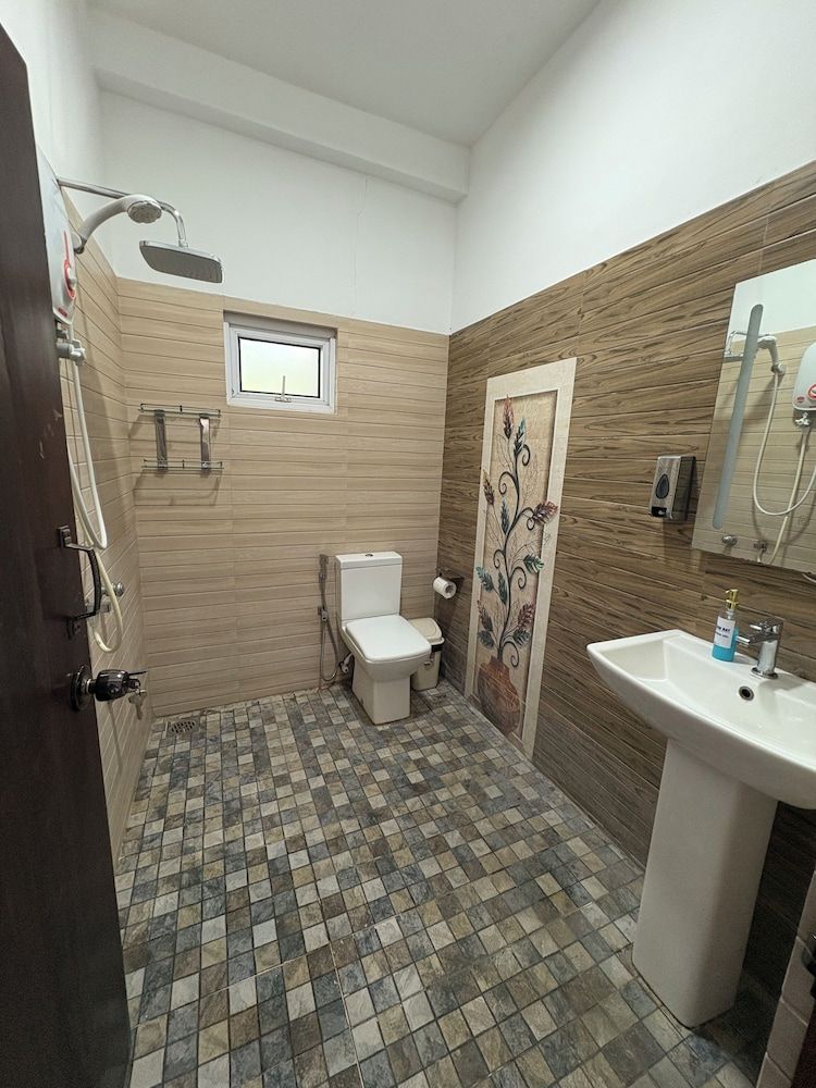 Wake N Flow Superior Double Room, Pool View 9