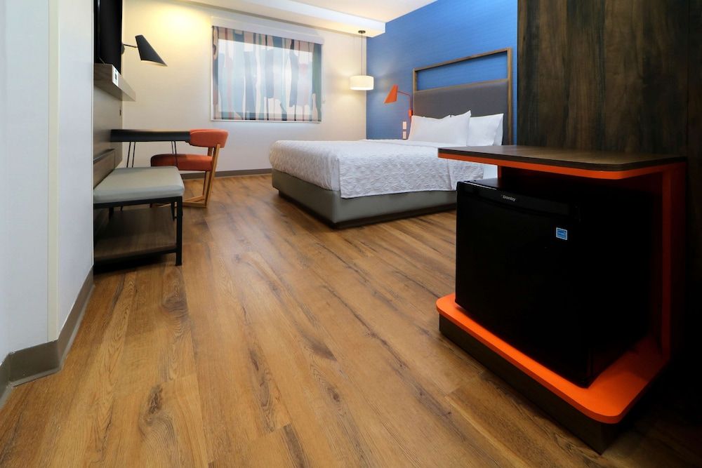 Tru By Hilton Monterrey Fundidora Room, 1 Queen Bed (Walk In Shower) 2