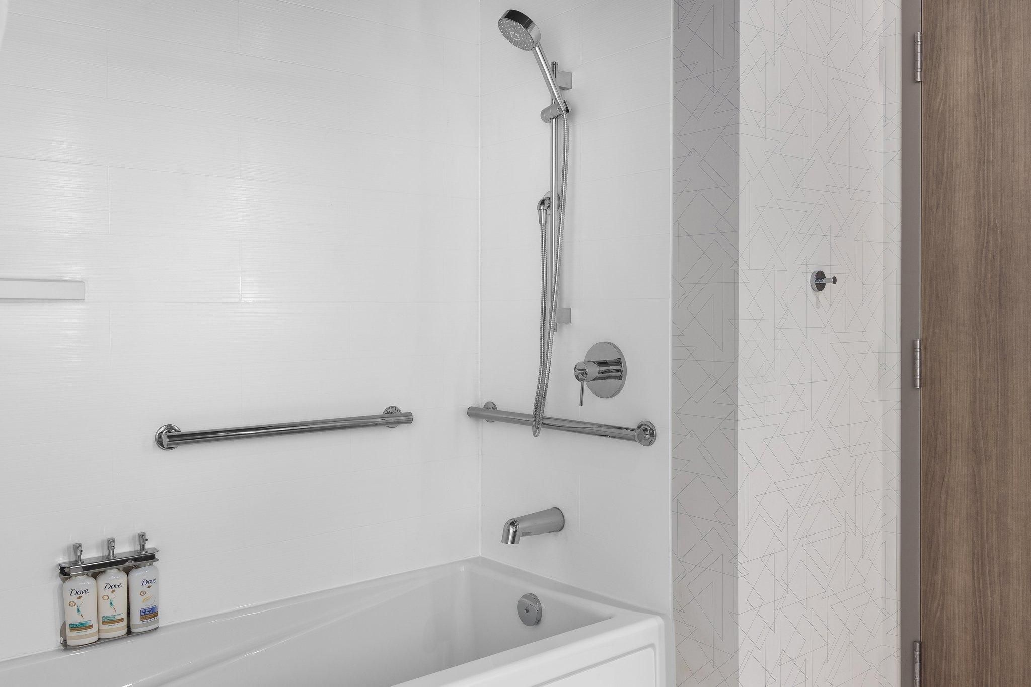 Holiday Inn Express Montreal Airport - St-Laurent by IHG 1 King Standard Mobility Accessible 2