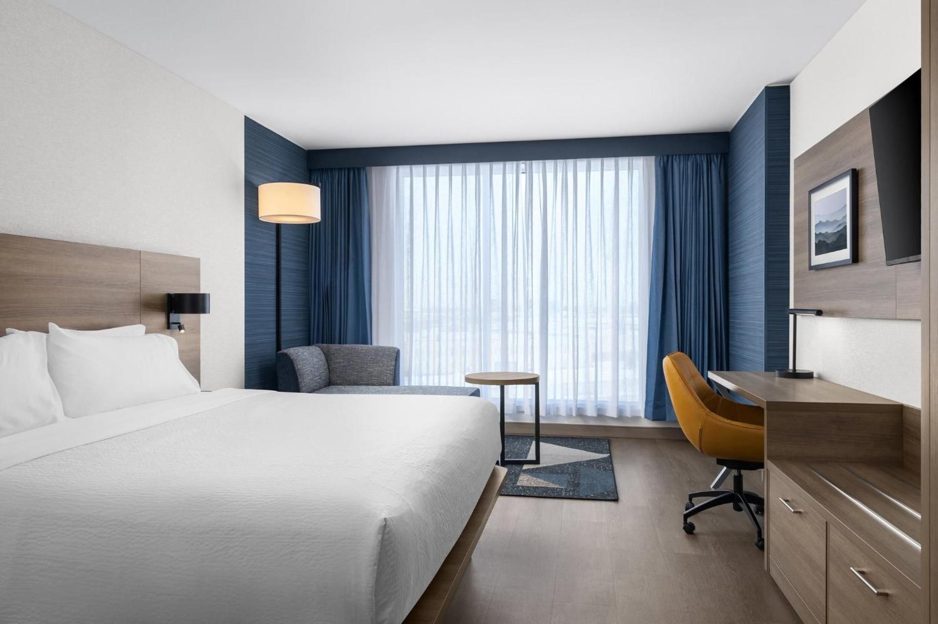 Holiday Inn Express Montreal Airport - St-Laurent by IHG 1 King Standard Mobility Accessible