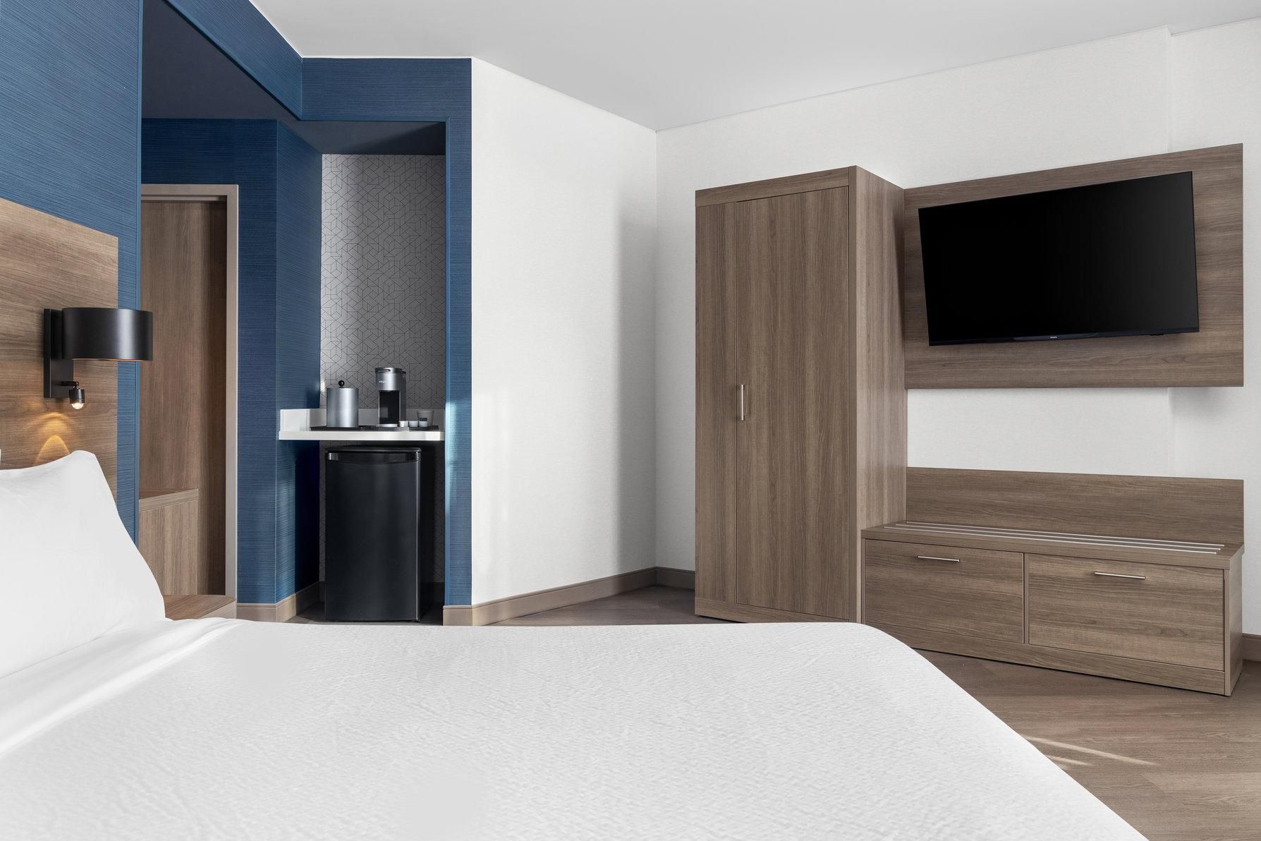 Holiday Inn Express Montreal Airport - St-Laurent by IHG 1 King Standard Mobility Accessible 3