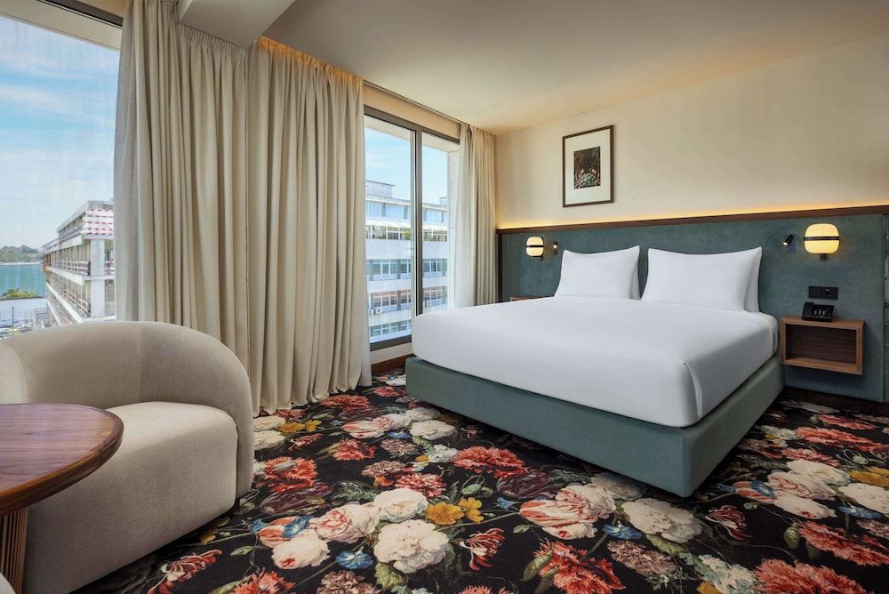 Room, 1 King Bed, Corner
