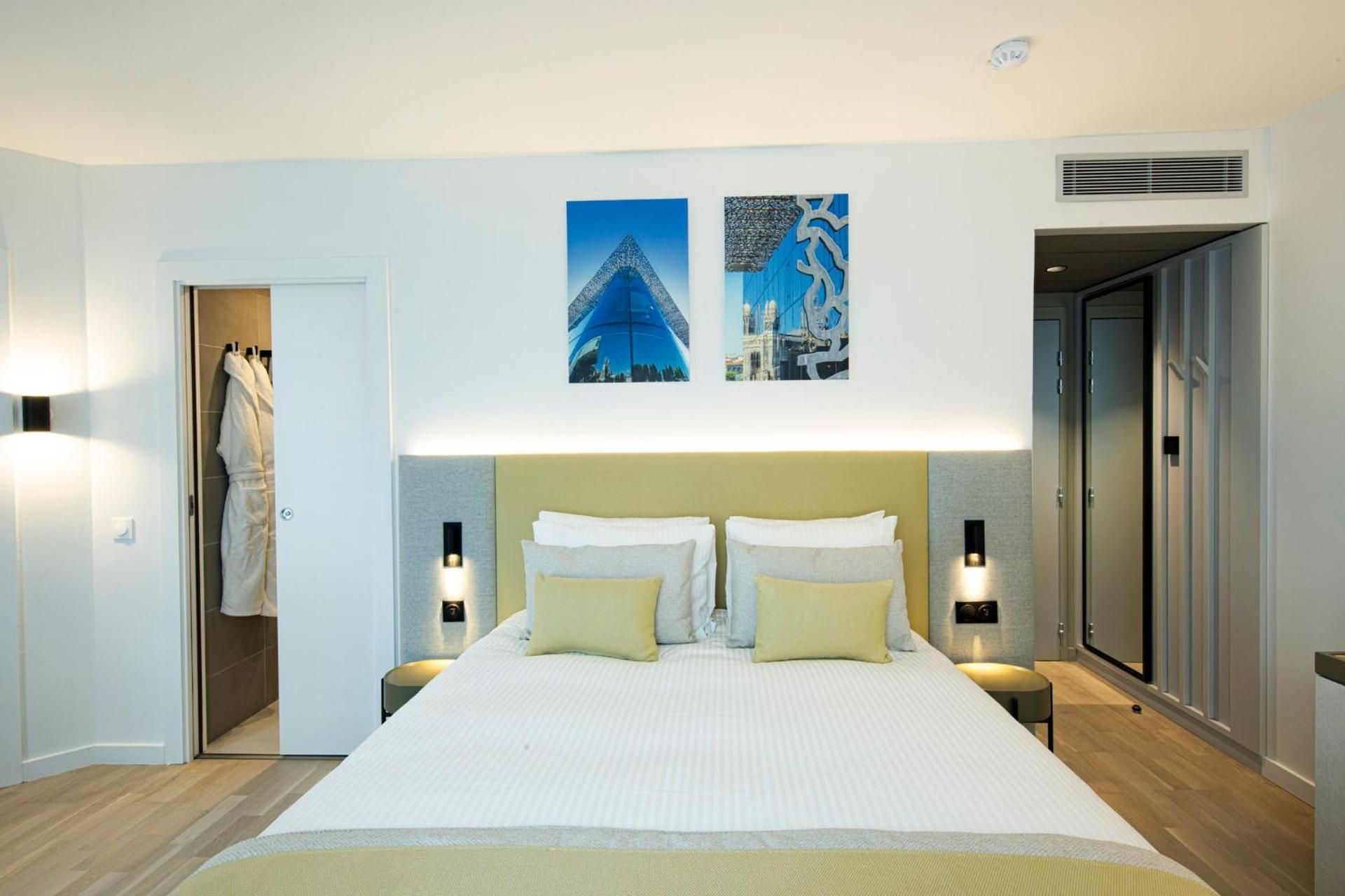 1 Queen Standard Accessible