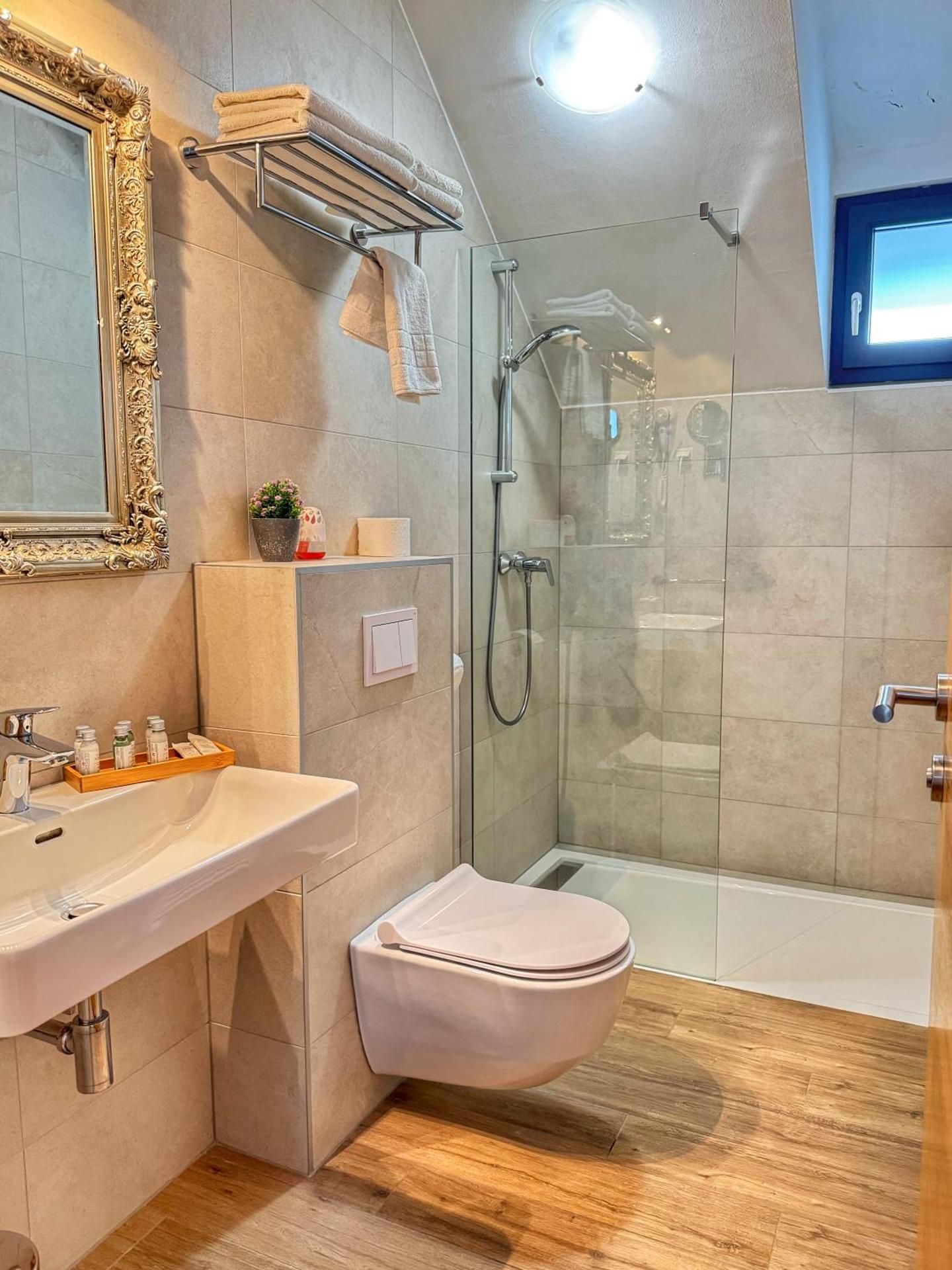 One-Bedroom Comfort Apartment ( 3 Adults )
