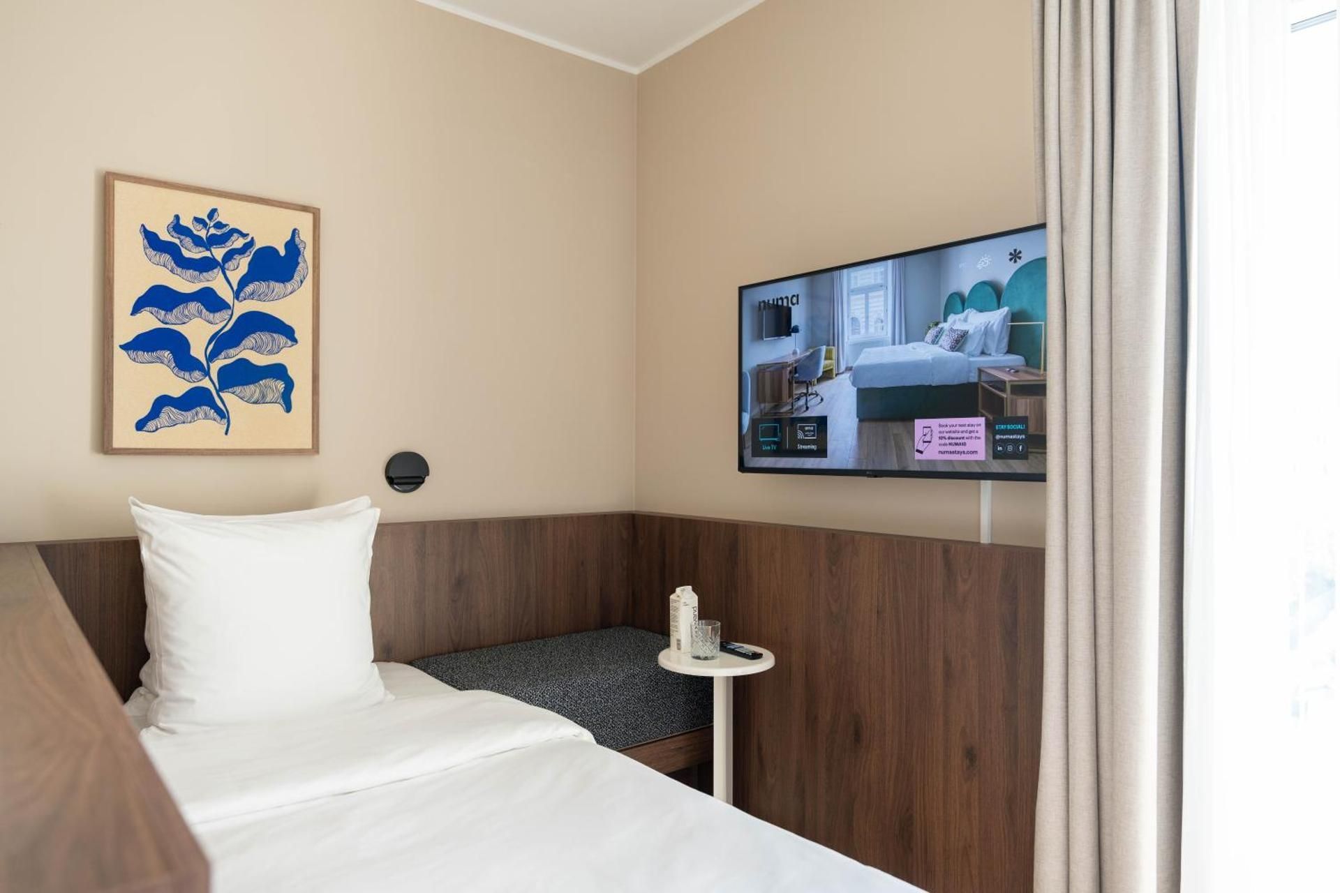 Medium Studio with Kitchen and Balcony - Single Bed