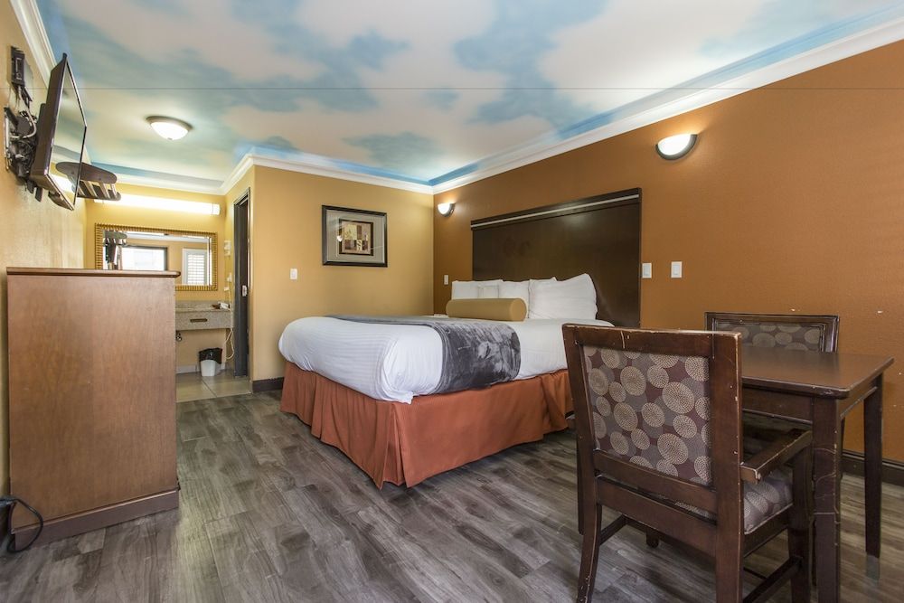 Standard Room, 1 King Bed, Smoking