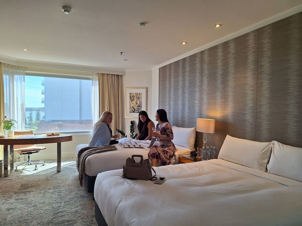 Residence on Langley Park Standard Queen 8