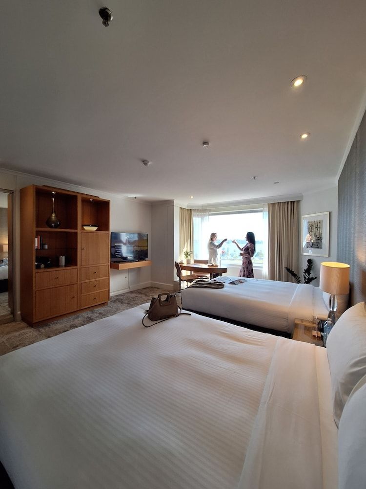 Residence on Langley Park Standard Queen 7