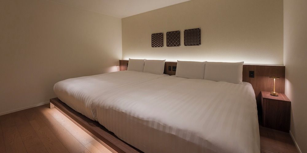 [D] 2 Queen Beds + Small raised space / Max. 6 people, No pets allowed, Non Smoking