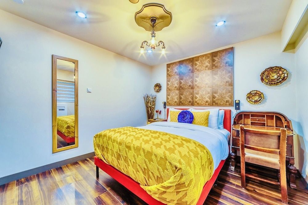 Neocolonial Nouveau Kensington Vacation Home Royal Room, 1 Queen Bed 2