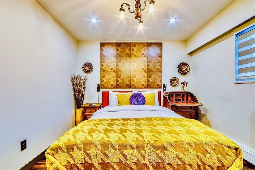 Neocolonial Nouveau Kensington Vacation Home Royal Room, 1 Queen Bed 3